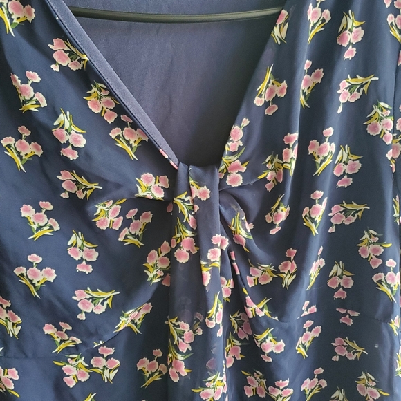 SHEER FLORAL TOP - Picture 2 of 4